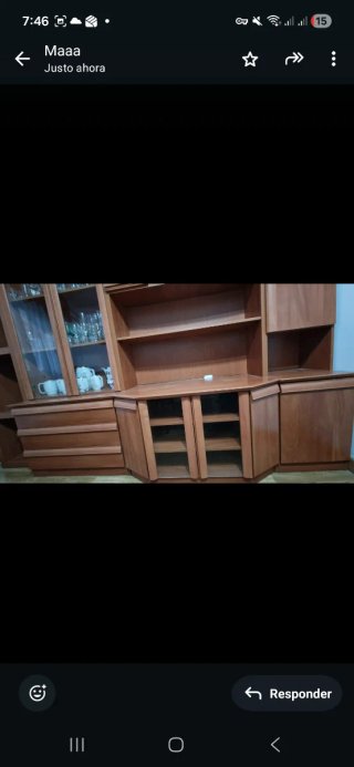 Mueble de salón de madera y cristal