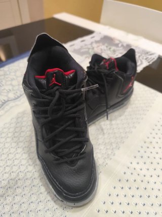 Zapatillas Jordan Mujer/Niña Negras Rojas