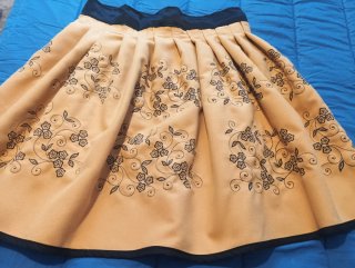 Falda naranja con estampado floral