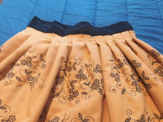 Falda naranja con estampado floral