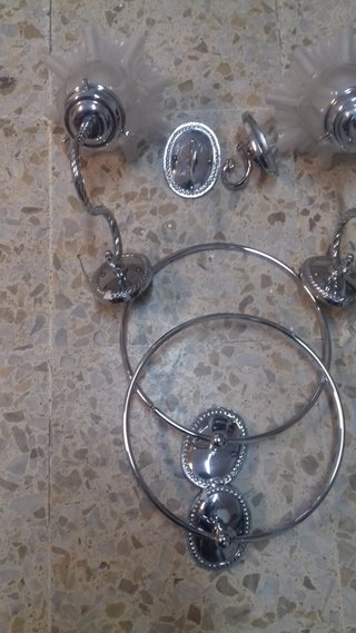 Accesorios de baño plateados y transparentes