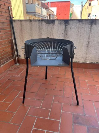 Barbacoa de metal poco uso