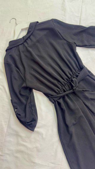 Vestido negro PrettyLittleThing con cinturón