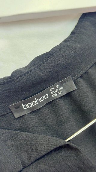 Vestido negro PrettyLittleThing con cinturón