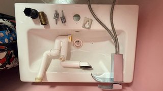 Mueble de baño con lavabo y grifo