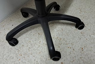 Silla de oficina regulable negra