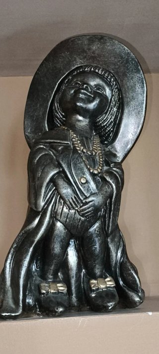 Figura decorativa con sombrero y collar