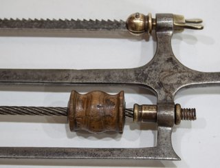 SIERRA DE ARMERO CON TALADRO DE VAIVEN INTEGRADO.