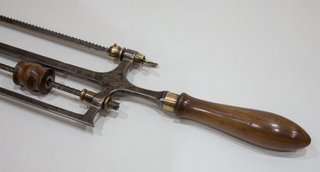 SIERRA DE ARMERO CON TALADRO DE VAIVEN INTEGRADO.