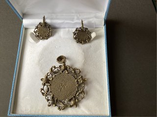Conjunto Vintage Colgante y Pendientes. Oro viejo