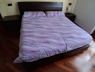 Letto matrimoniale con contenitore e comodini