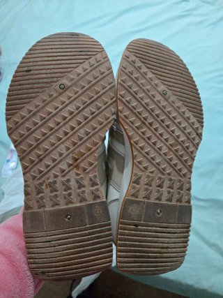 Zapatillas beige y marrón