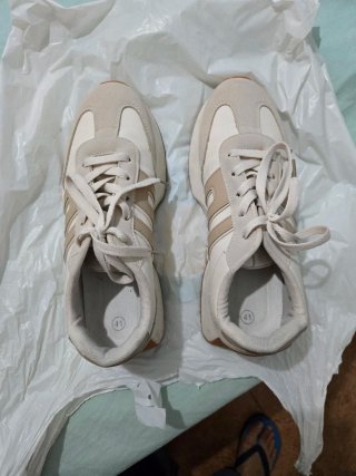 Zapatillas beige y marrón