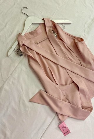 Top rosa palo halter espalda abierta