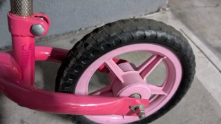 Bicicleta de equilibrio rosa para niños