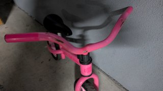 Bicicleta de equilibrio rosa para niños