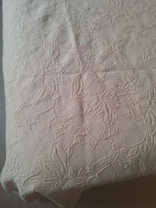 Colcha beige con diseño floral