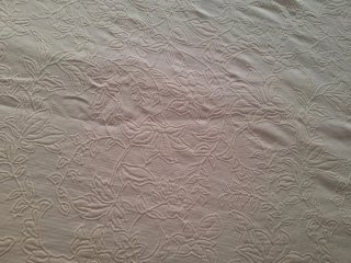 Colcha beige con diseño floral
