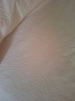 Colcha beige con diseño floral