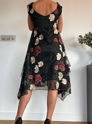 Vestido negro bordado flores