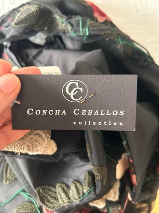 Vestido negro bordado flores