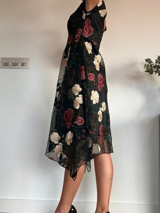 Vestido negro bordado flores