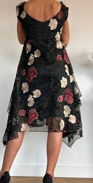 Vestido negro bordado flores