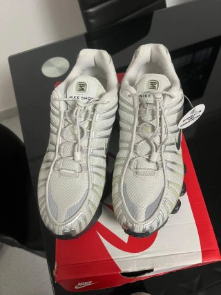 Nike Shox plateadas y blancas