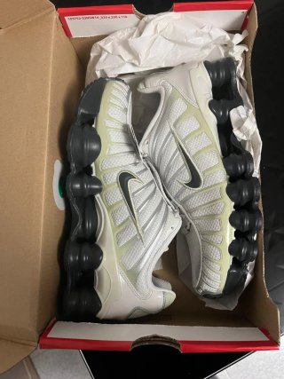 Nike Shox plateadas y blancas