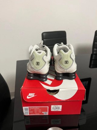Nike Shox plateadas y blancas
