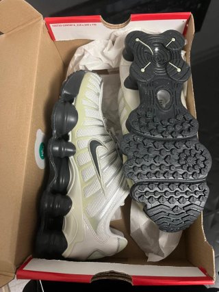 Nike Shox plateadas y blancas