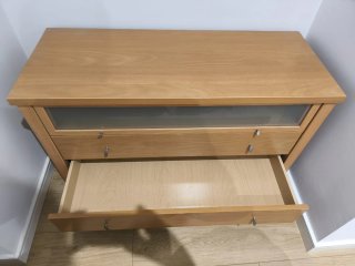 Cómoda/cajonera de madera cerezo con cristal