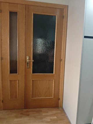 Puerta madera maciza con cristal