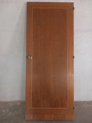 Puerta de madera con marco decorativo 84 X 2,04