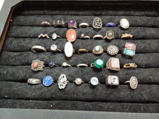 Lotto 35 anelli vintage anche in argento