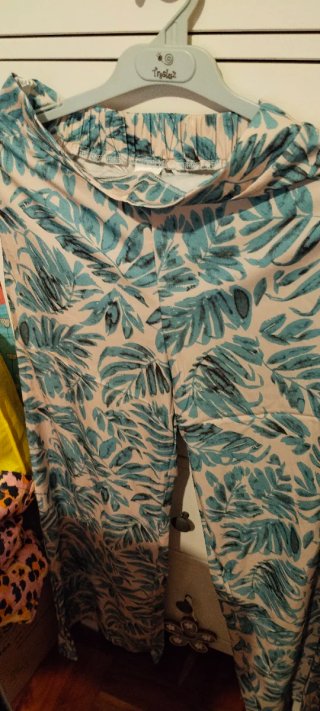 Pantalón estampado floral  verde y beis