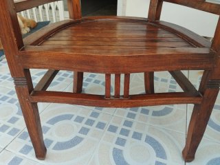Silla antigua de madera maciza