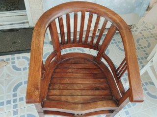 Silla antigua de madera maciza
