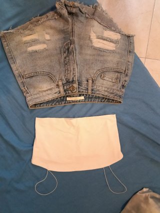 Completo top bianco e shorts in denim