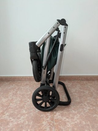 Carrito de bebé verde