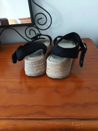 Sandalias negras de verano con cuña