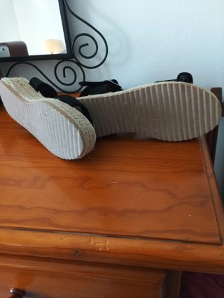 Sandalias negras de verano con cuña