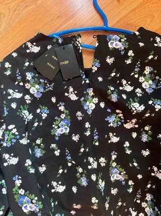 Blusa corta Maje floral negra manga abullonada