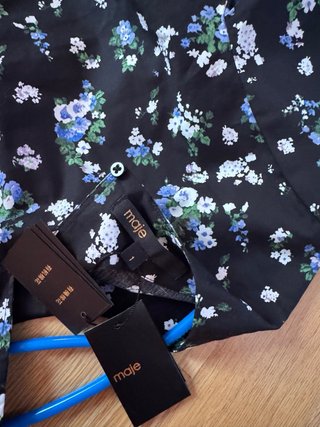 Blusa corta Maje floral negra manga abullonada