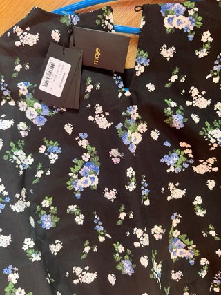 Blusa corta Maje floral negra manga abullonada