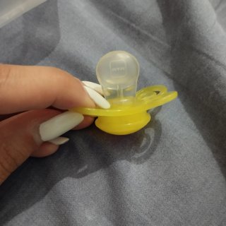 Ciuccio giallo con coccinella e astuccio