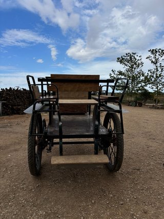 Carro de madera y metal