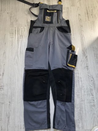 Mono de trabajo gris y negro