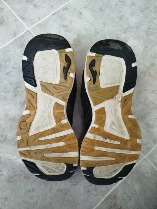 Zapatillas Joma Negras y Doradas