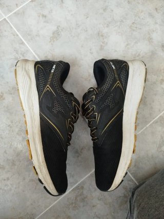 Zapatillas Joma Negras y Doradas